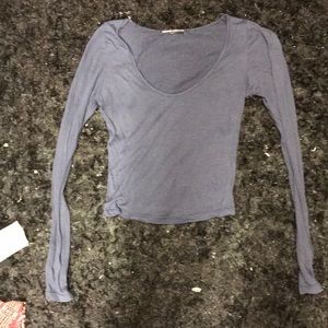 BRAND MELVILLE SUP SOFT NAVY LONG SLEEVE CROP TOP